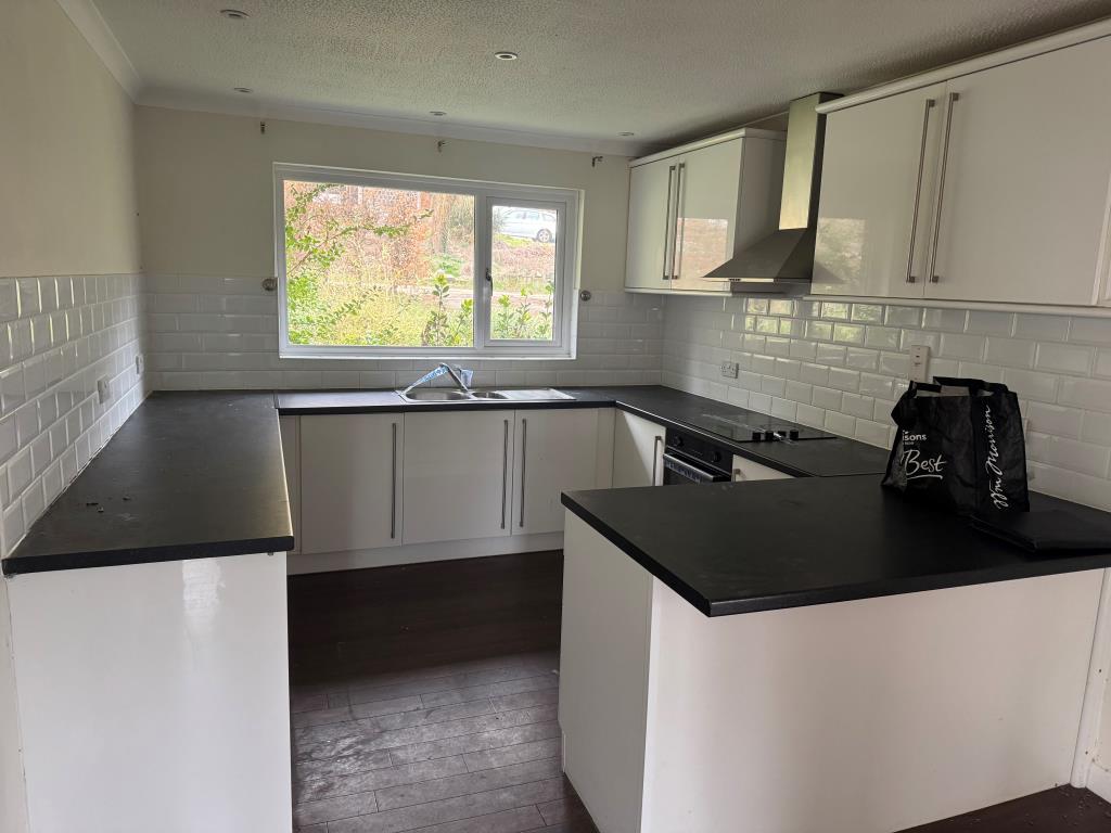 Lot: 147 - DETACHED BUNGALOW WITH STRUCTURAL MOVEMENT - The Kitchen at the Front of the Property